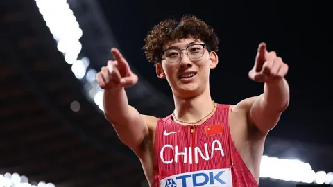 “莱万帽子戏法哈兰德双响，拜仁4-2战胜多特，德甲第24轮高潮迭起”